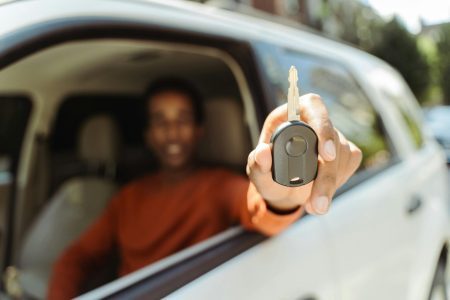 selective-focus-closeup-african-american-man-sitting-in-car-behind-wheel-showing-car-key-1536x1024-1-qt65vrnut4r7m8xci2j0t3hck4xzcgncaidh2lm1x4